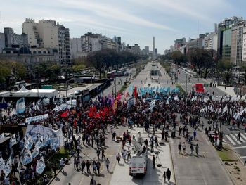 Envían al Congreso un proyecto para limitar los cortes y la entrada de inmigrantes