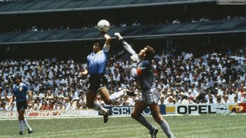 El puño izquierdo de Maradona llega antes que Shilton El puño izquierdo de Maradona llega antes que Shilton