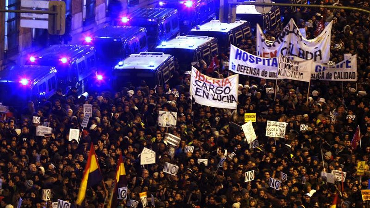 Miles de personas protestan en España contra los recortes
