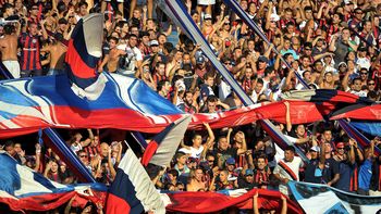 accidente en la tribuna del ciclon: tres hinchas cayeron al vacio accidente en la tribuna del ciclon: tres hinchas cayeron al vacio