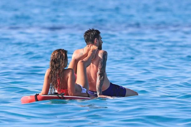 Amor en el agua: las románticas fotos de Messi y su mujer en Ibiza