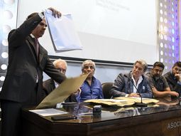 Abrieron los sobres de las empresas que se ofrecen para televisar el fútbol Abrieron los sobres de las empresas que se ofrecen para televisar el fútbol