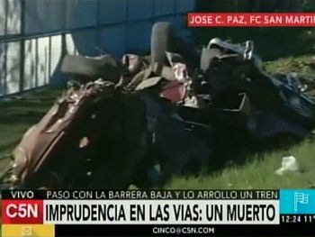 Tragedia en el San Martín: un auto quiso pasar con la barrera baja y fue arrollado
