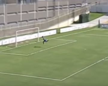 Golazo de aire y desde atrás de mitad de cancha