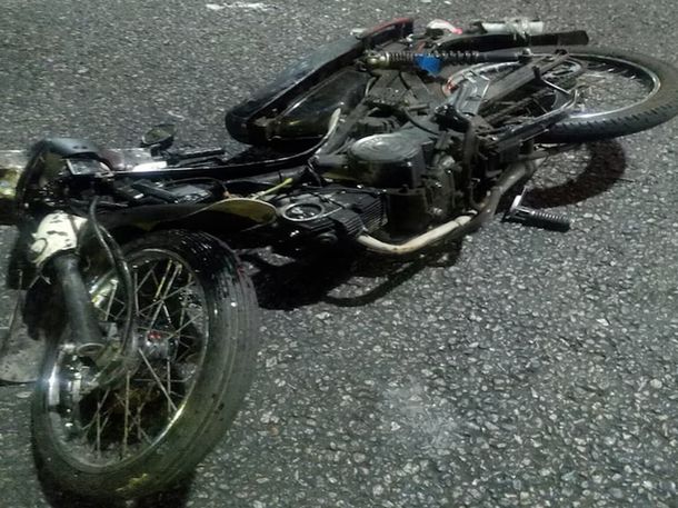 Brutal choque entre una moto y un auto: hay dos heridos de gravedad