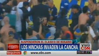 hinchas de central invaden la cancha y roban a los jugadores hinchas de central invaden la cancha y roban a los jugadores