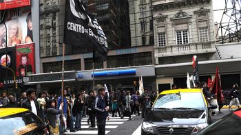 empleados de kraft hacen un piquete en corrientes y callao empleados de kraft hacen un piquete en corrientes y callao