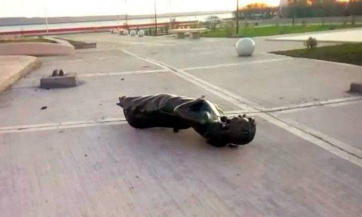 Detuvieron a un hombre por vandalizar la estatua de Cristina Kirchner