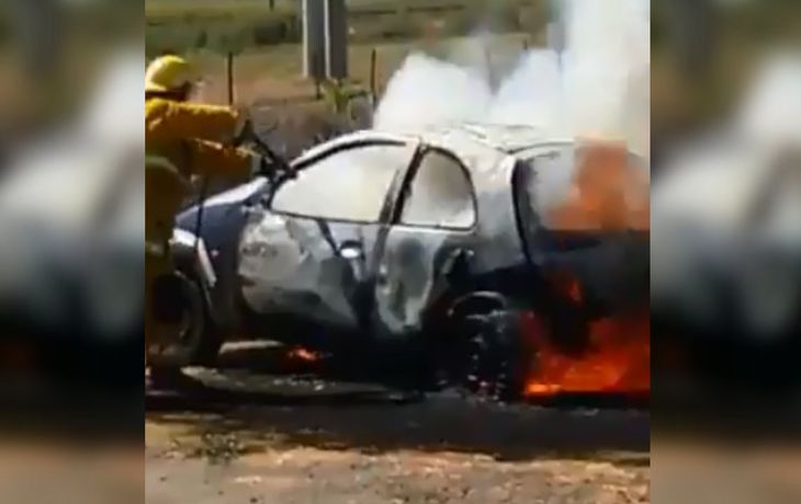 VIDEO: Quemó su auto para que no se lo llevara la grúa