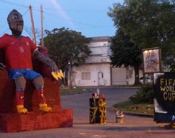 La respuesta de Arturo Vidal al muñeco de La Plata