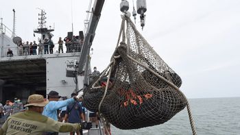 recuperan 30 cuerpos del avion de airasia recuperan 30 cuerpos del avion de airasia