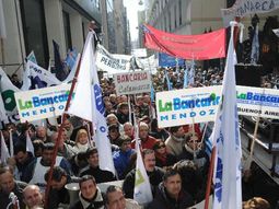 bancarios amenazan con iniciar un paro este miercoles bancarios amenazan con iniciar un paro este miercoles