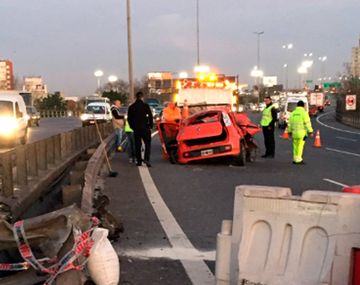 Una mujer chocó con su auto y murió