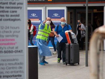 Un fallo autorizó el regreso de dos viajeros varados, pero avaló el cupo de 600 pasajeros diarios