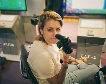 Carolina Vazquez creadora de Pibas jugando FIFA.