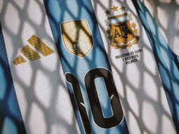 la seleccion argentina cambia su camiseta tras el mundial: dejara de lucir un mitico distintivo la seleccion argentina cambia su camiseta tras el mundial: dejara de lucir un mitico distintivo