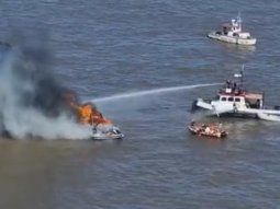 Tremendo: así fue sofocado el incendio de un barco en el Río de la Plata