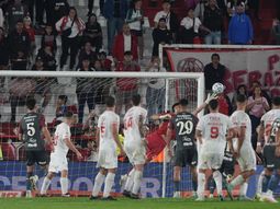 la chicana de un jugador de barracas por el cruce ante river en el monumental: ahi es medio... la chicana de un jugador de barracas por el cruce ante river en el monumental: ahi es medio...