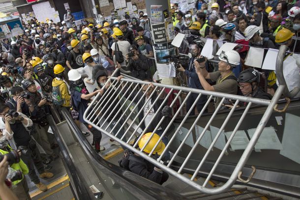 Volvió la violencia en Hong Kong: hubo 12 horas de enfrentamientos