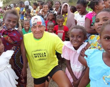 Armenault y los chicos, felices. Seba dejó su huella en Madagascar, uno de los países más pobres del mundo.