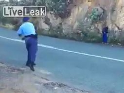 Oficiales le tiraron manzanas en la espalda a supuestos delincuentes Oficiales le tiraron manzanas en la espalda a supuestos delincuentes