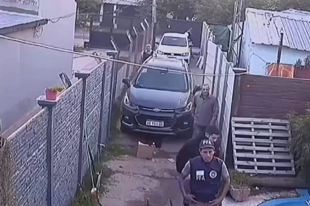 Moreno: quisieron robar vestidos de policías y los corrieron a tiros