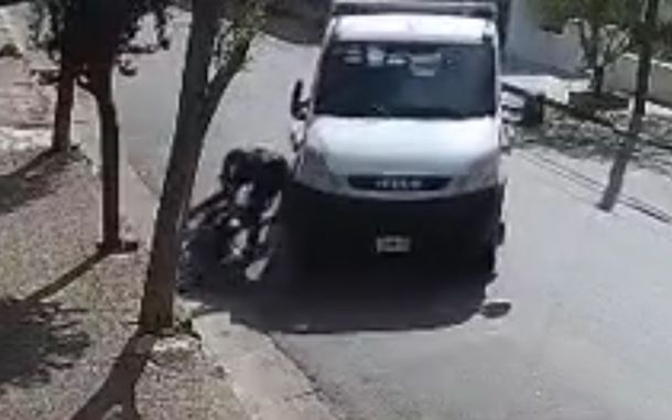 Conmoción en Azul: un camionero cruzó y encerró a un motociclista para matarlo instantáneamente