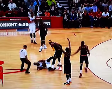 Mirá la violenta patada que recibió LeBron en la ingle