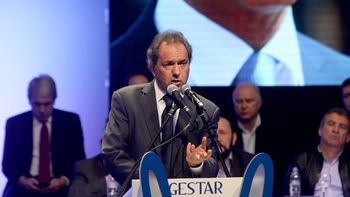 con el apoyo del peronismo, scioli lanzo las tres t: tierra, techo y trabajo con el apoyo del peronismo, scioli lanzo las tres t: tierra, techo y trabajo