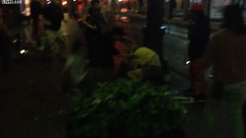 Terrible pelea en la puerta de un bar estadounidense Terrible pelea en la puerta de un bar estadounidense