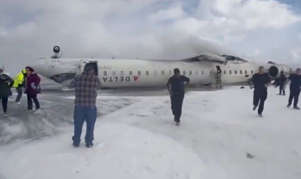 Impactante video: se estrelló y volcó un avión en el aeropuerto de Toronto