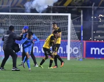 La barra de The Strongest arrojó bengalas e hirió a sus propios futbolistas