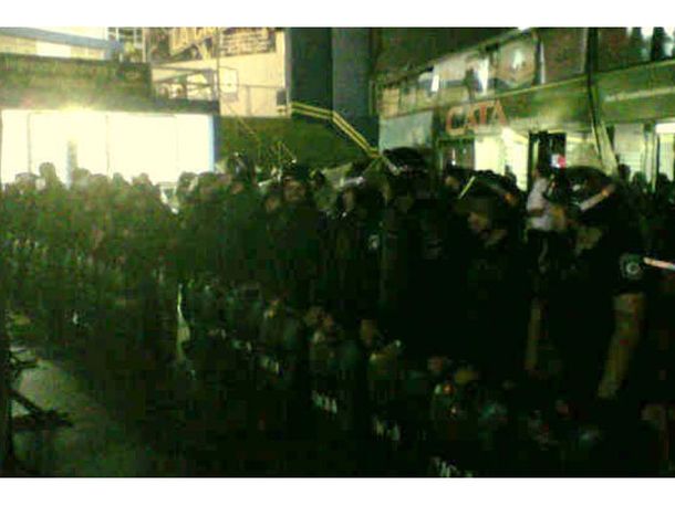 La policía rosarina tuvo que escoltar a los mendocinos después del escándalo (Imagen Twitter)