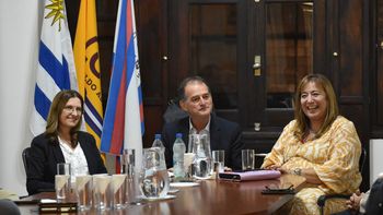 Cabildo Abierto lanzó la campaña de recolección de firmas para el plebiscito de reestructuración de deudas en la antesala del Senado. Cabildo Abierto lanzó la campaña de recolección de firmas para el plebiscito de reestructuración de deudas en la antesala del Senado.