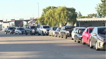 Se observaron largas filas de autos cruzando desde Argentina hacia Uruguay en la Semana de Turismo. Se observaron largas filas de autos cruzando desde Argentina hacia Uruguay en la Semana de Turismo.