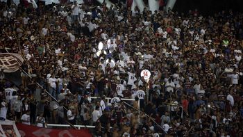 La hinchada de Lanús en el Estadio Ciudad de La Plata La hinchada de Lanús en el Estadio Ciudad de La Plata