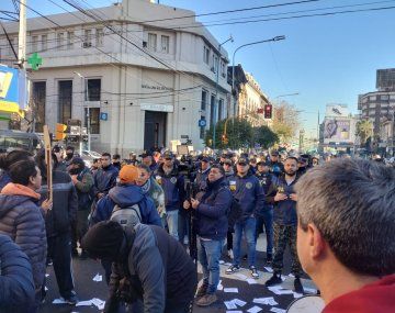 Tensión en Puente Pueyrredón por una protesta de trabajadores gráficos