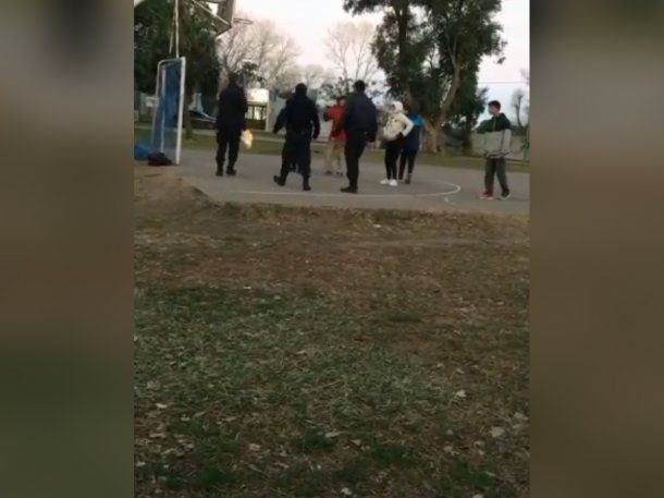 Mar del Plata: denuncian que policías dispararon cerca de una embarazada mientras jugaban a la pelota en una plaza
