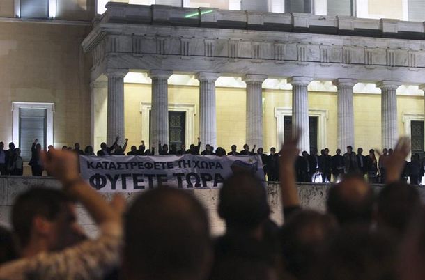 Miles de griegos protestan en rechazo a los nuevos recortes