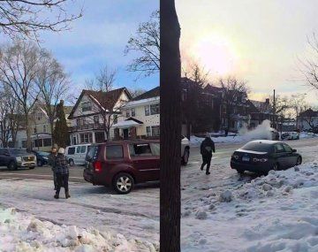 Un agente migratorio de EEUU mató a una mujer: autoridades dijeron que se defendió