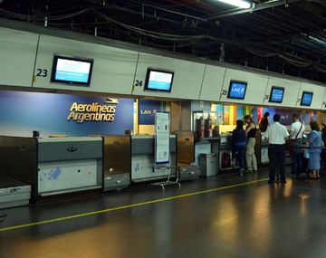 Controladores aéreos paran este miércoles todos los aeropuertos del país