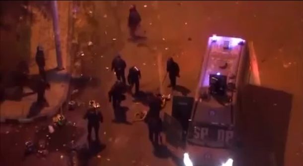 Un hombre desnudo es golpeado por la policía en Egipto