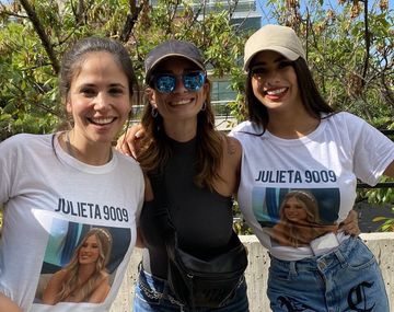 Una multitud en Devoto con Romina y Daniela por Julieta