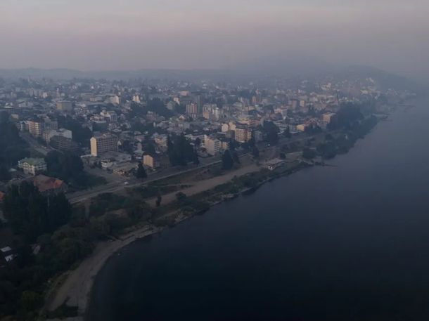 Bariloche amaneció cubierta de humo por un incendio en el Parque Nacional Nahuel Huapi