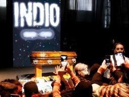 Emotiva despedida al Indio Solari. Emotiva despedida al Indio Solari.