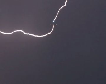 Dos aviones alcanzados por rayos