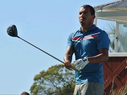 carlos tevez jugo al golf en un evento solidario en uruguay carlos tevez jugo al golf en un evento solidario en uruguay