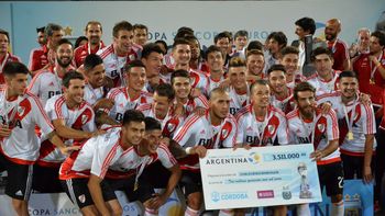 El plantel del River, con el cheque de campeón de Copa Argentina El plantel del River, con el cheque de campeón de Copa Argentina