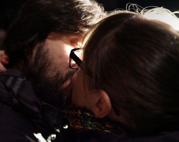 Uruguayos pidieron por la paz mundial a puro beso en la plaza