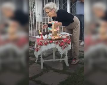 Cumplió 84 años y sus vecinos le festejaron en la calle con barbijos y conservando las distancias